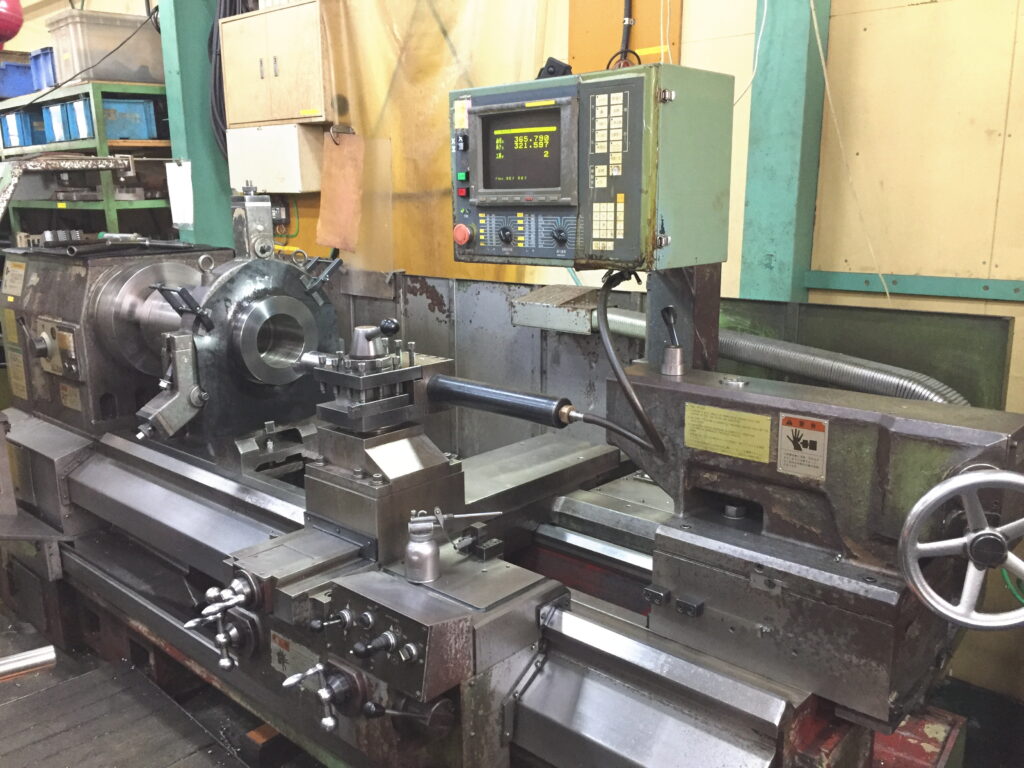 Inner diameter machining of cylinder using anti-vibration bar on CNC lathe