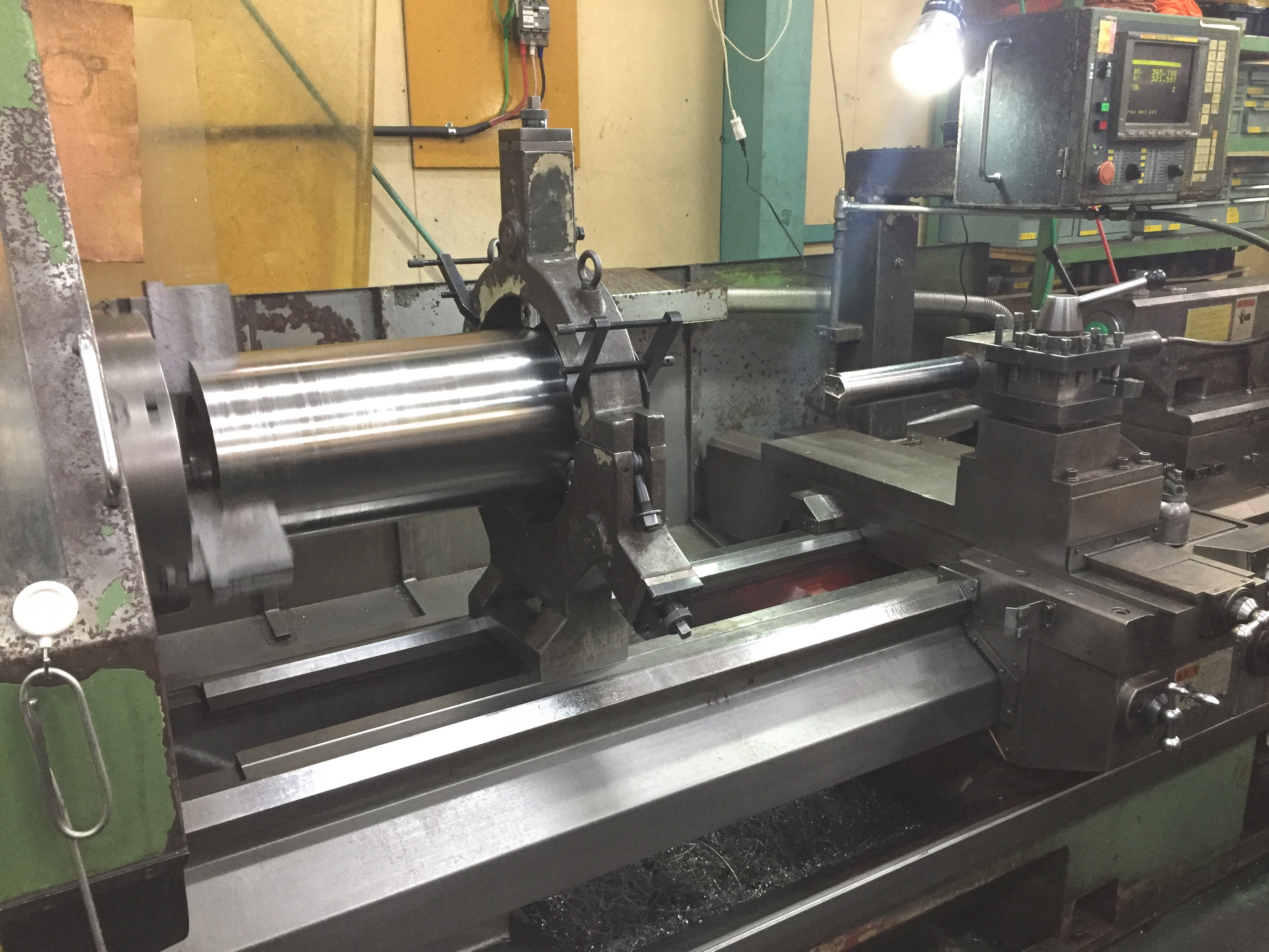 Inner diameter machining of cylinder using anti-vibration bar on CNC lathe02