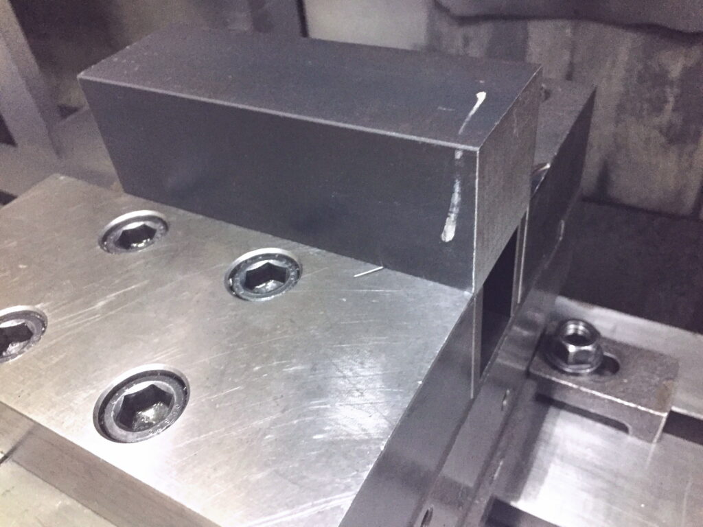 マシニングセンタで段取り作業