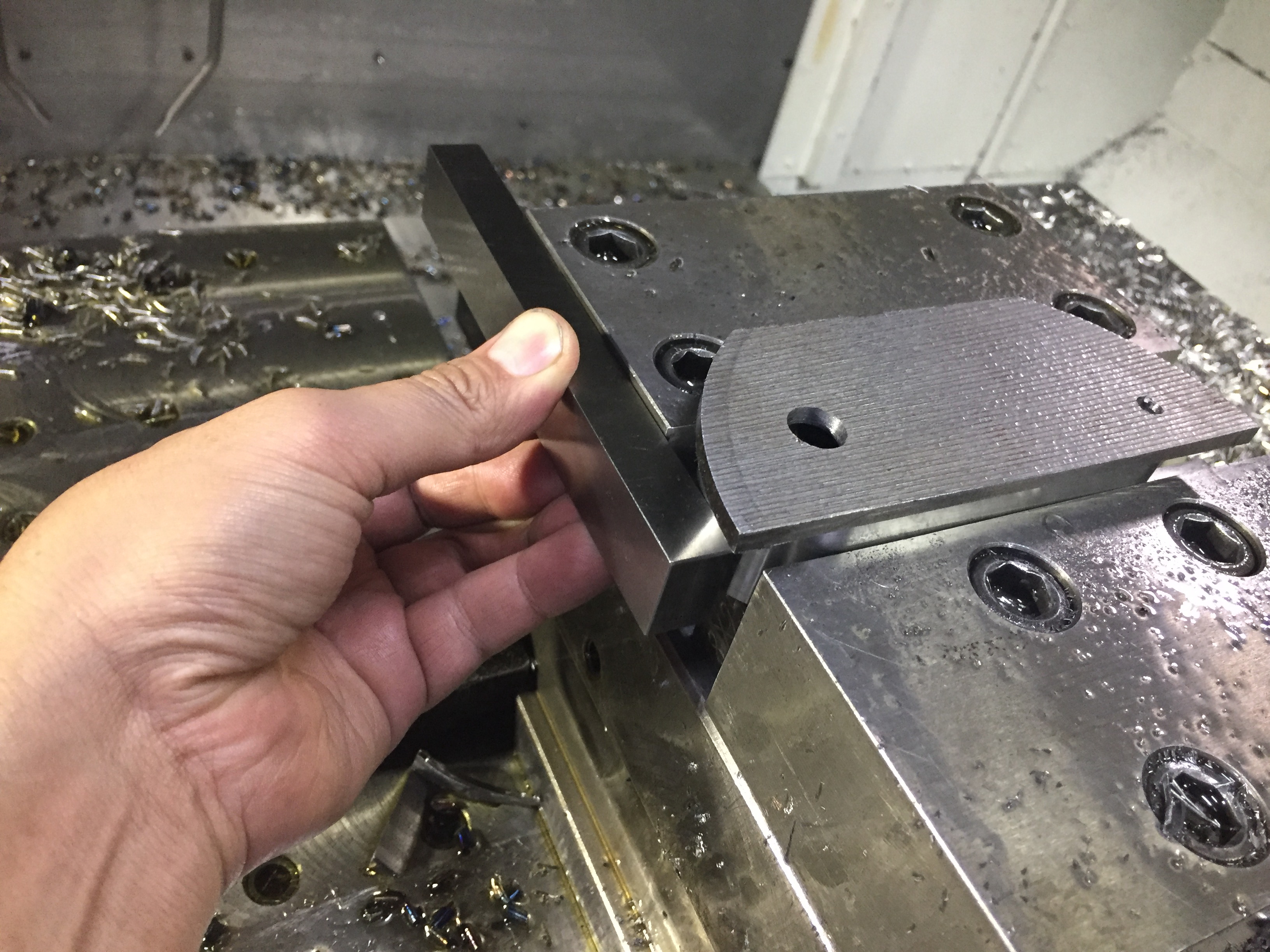 マシニングセンタで段取り作業02