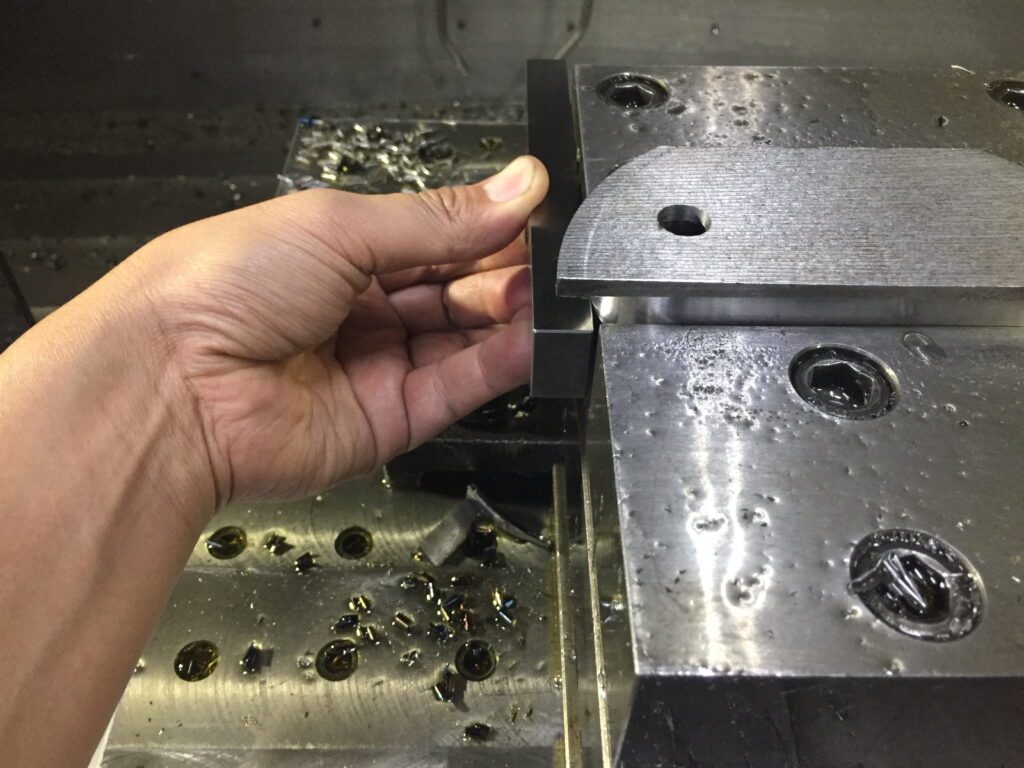 マシニングセンタで段取り作業03