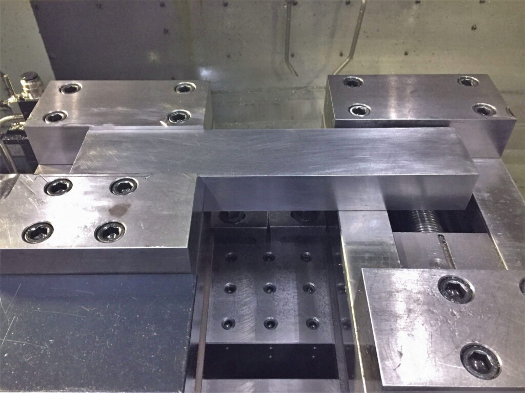 マシニングセンタで段取り作業07