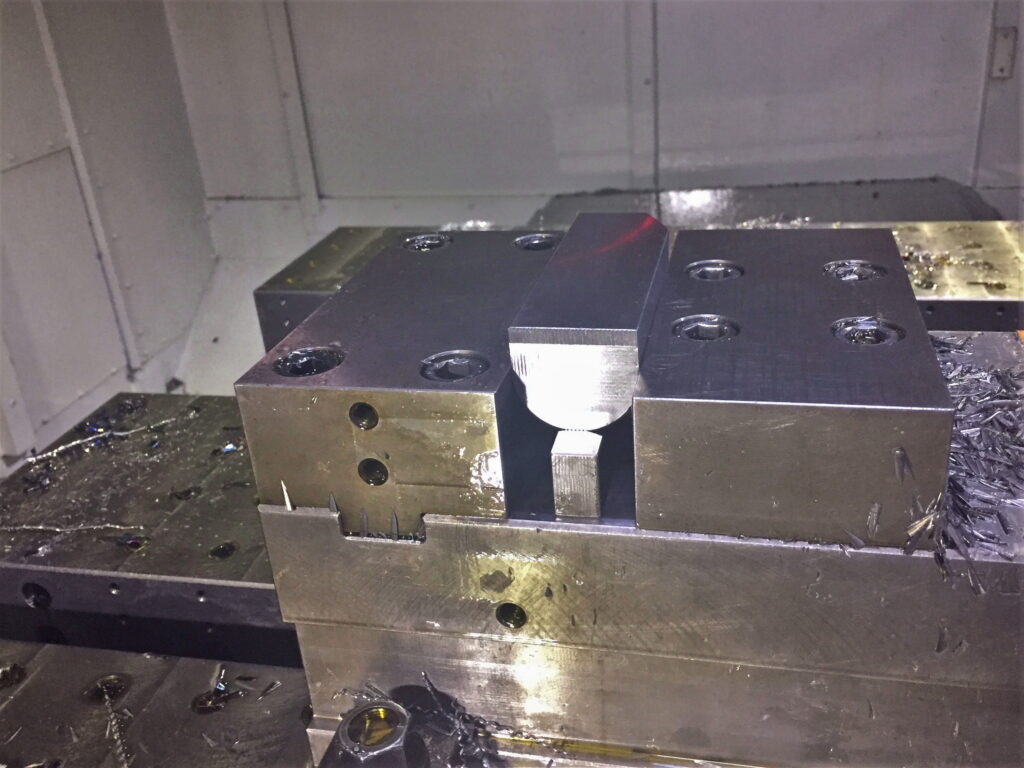 マシニングセンタで段取り作業16