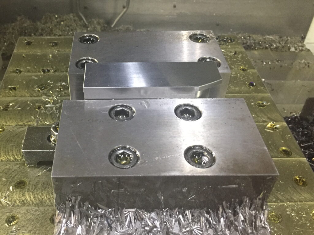 マシニングセンタで段取り作業17