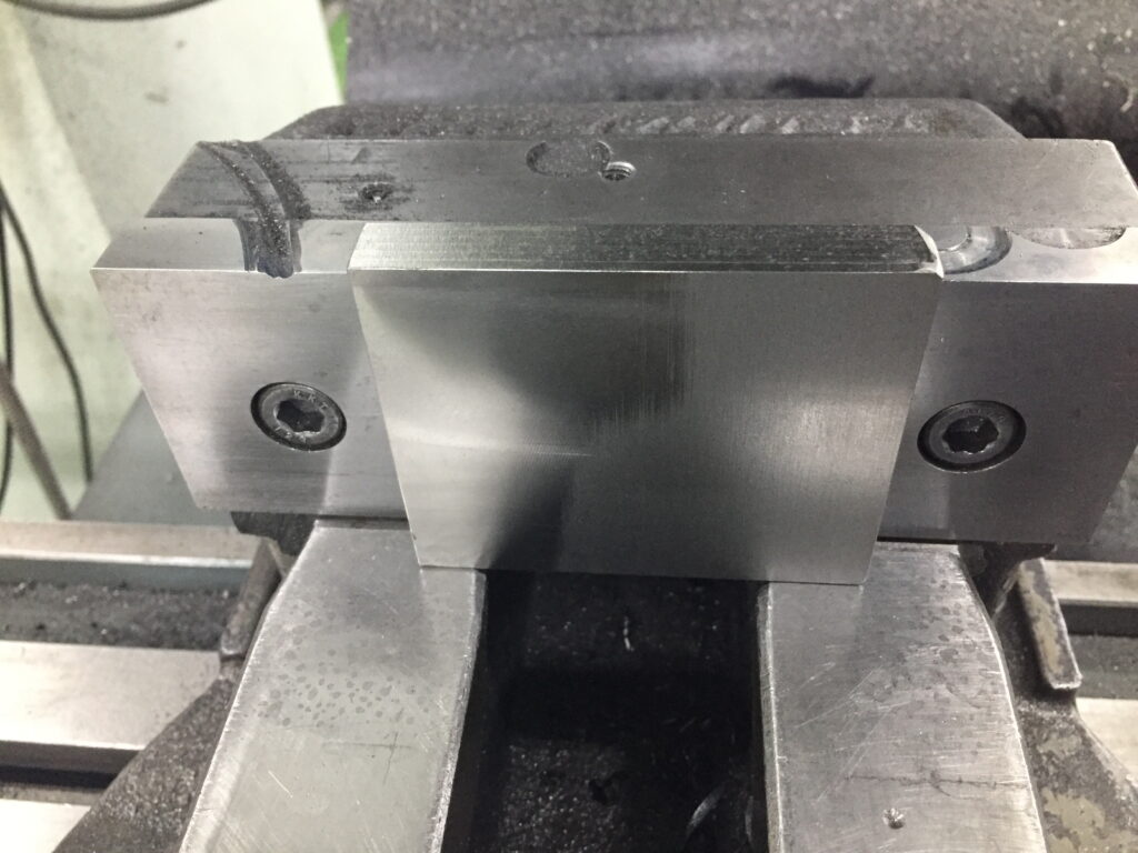 マシニングセンタで段取り作業18