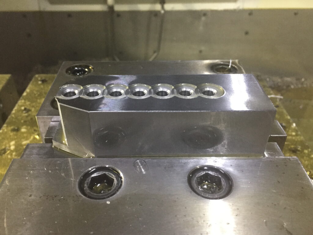 マシニングセンタで穴加工12
