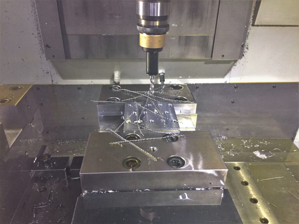 マシニングセンタで穴加工18