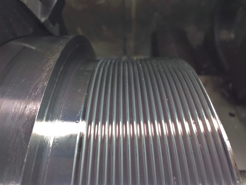 旋盤で雄ねじの仕上げ加工後の確認