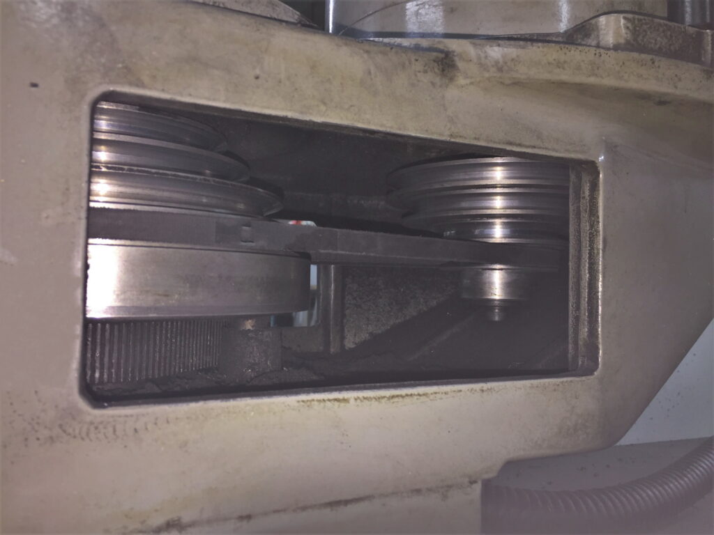 汎用フライス盤の主軸頭のプーリーとベルト