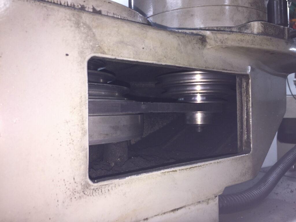 汎用フライス盤の主軸頭のプーリーとベルト02