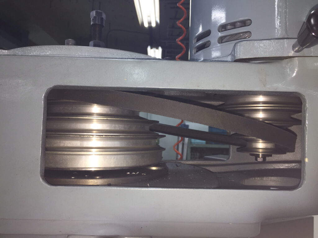 汎用フライス盤の主軸頭のプーリーとベルト04
