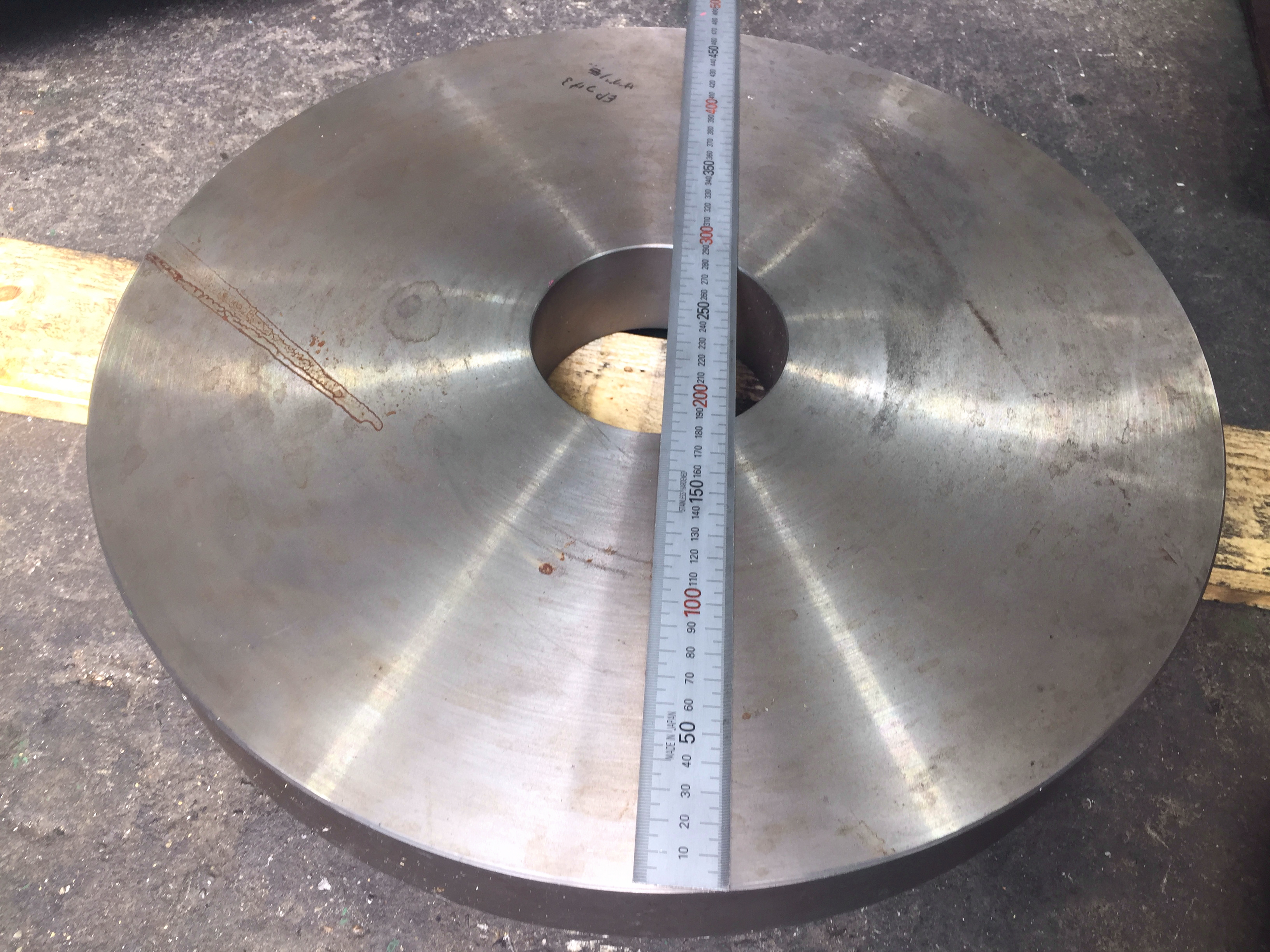 直尺を使って治具加工前の測定