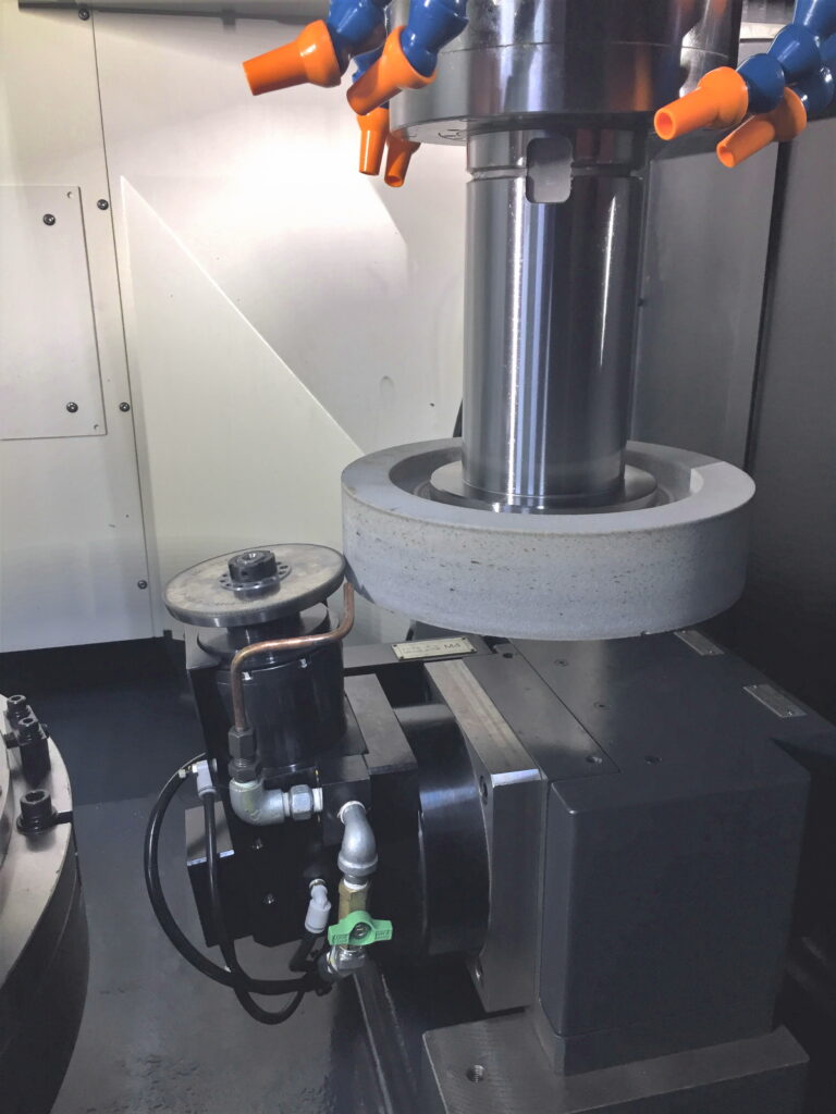 砥石とドレッサーの位置出し作業