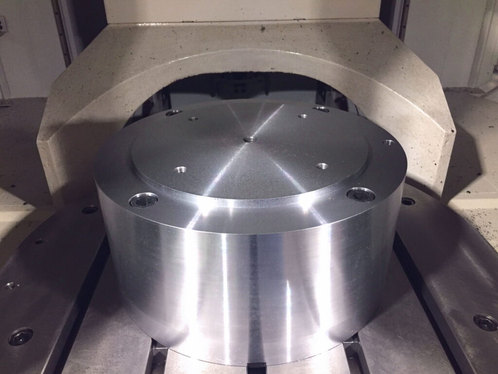 5軸制御のマシニングセンタに取り付けられた治具