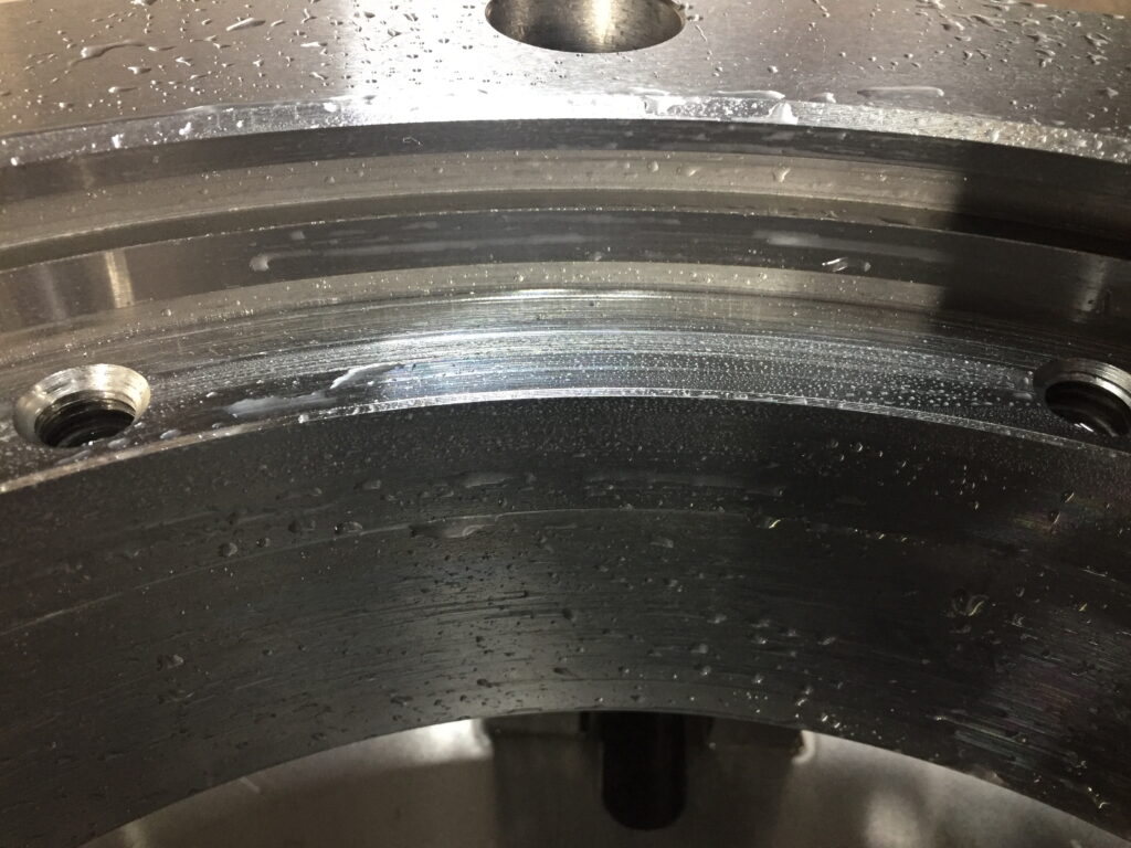 CNC研削盤で内径と端面を同時に研削