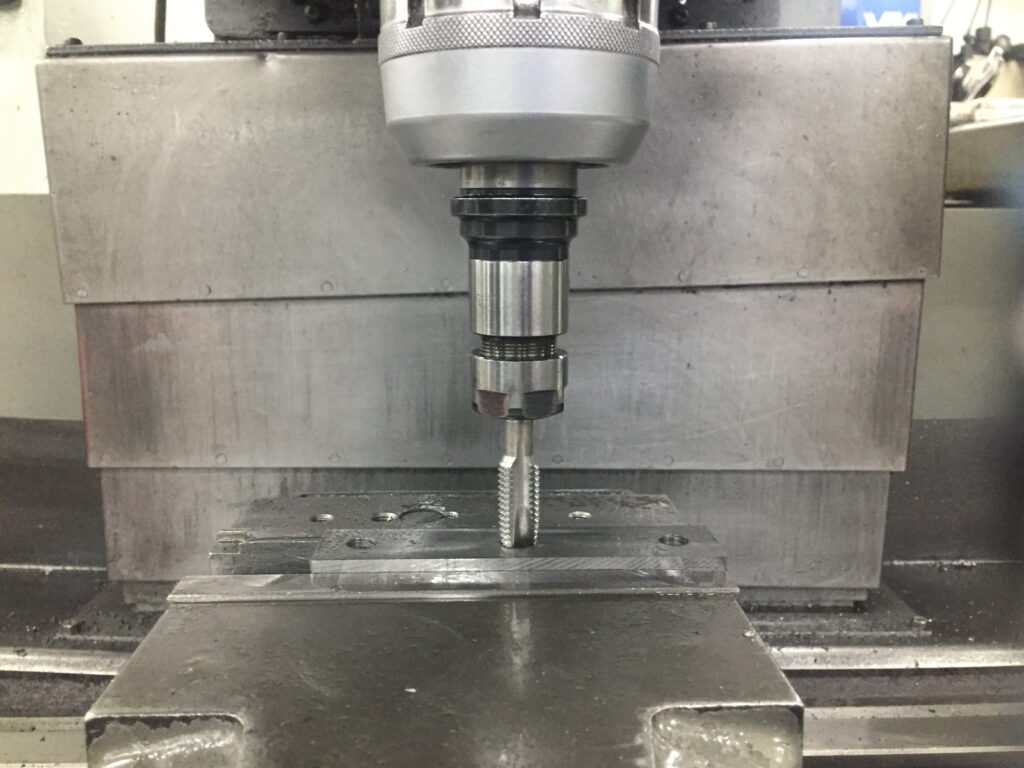 NCフライス盤を使ってM12の雌ねじ加工