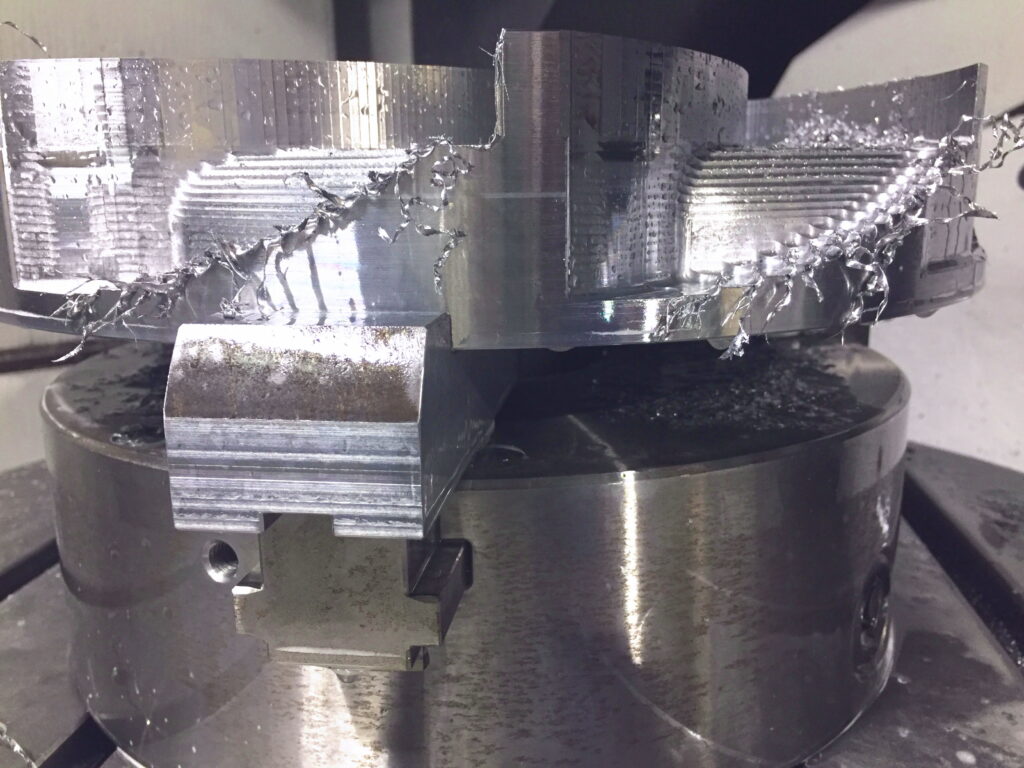 5軸制御のマシニングセンタでエンドミルを使って等高線荒加工
