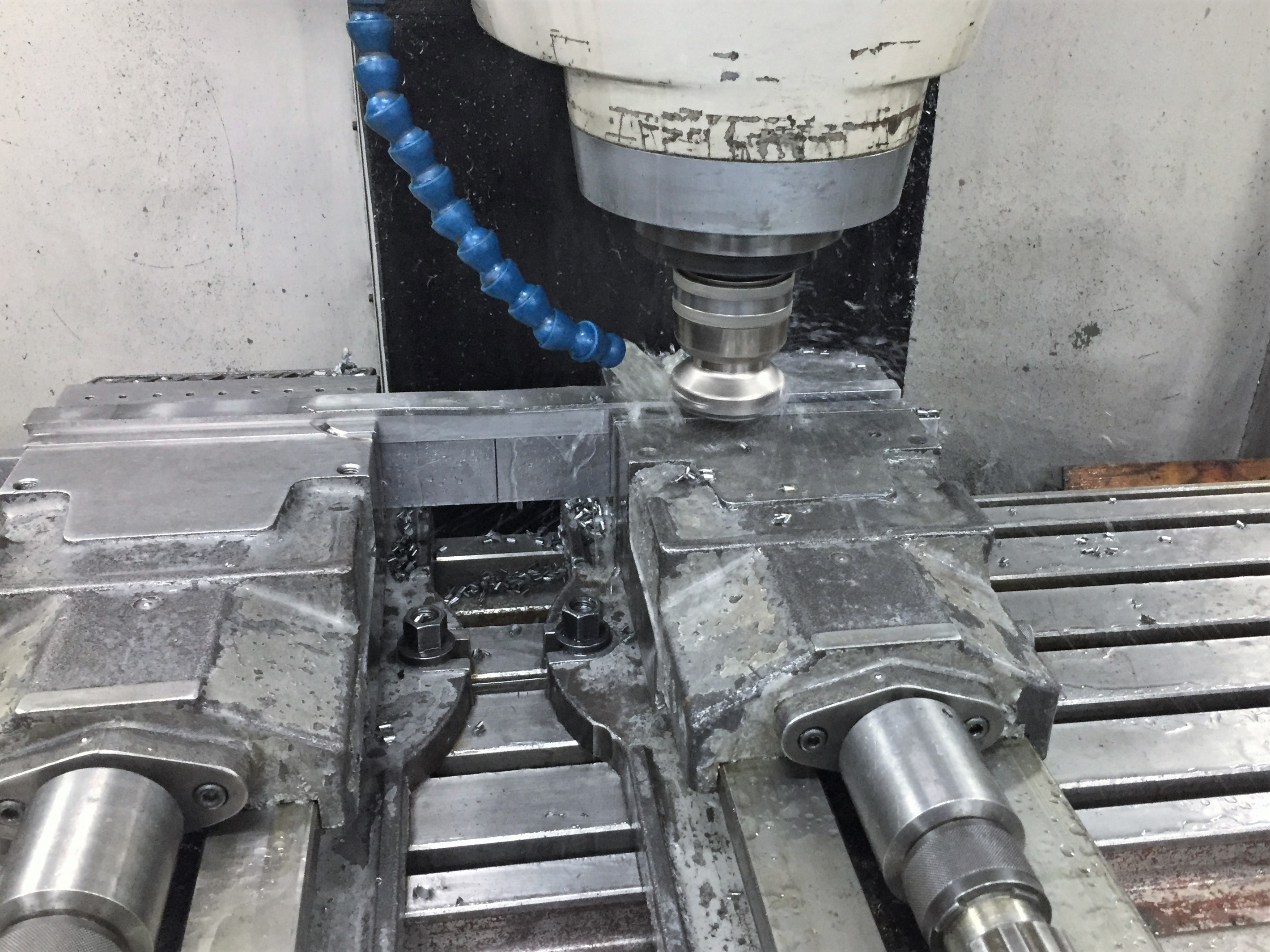 CNC Machining with a Double Vise and Strong Alkaline Water02