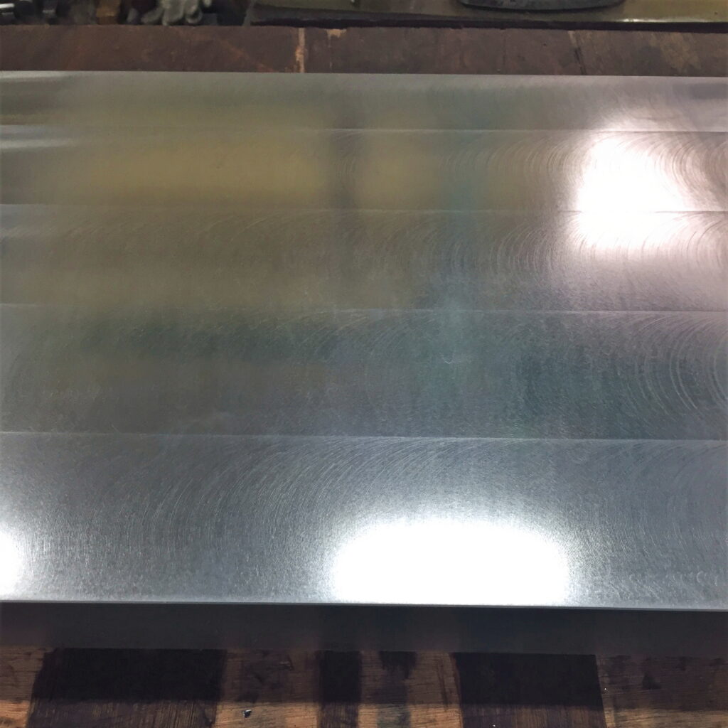 サンダーを使って表面の仕上げ作業03