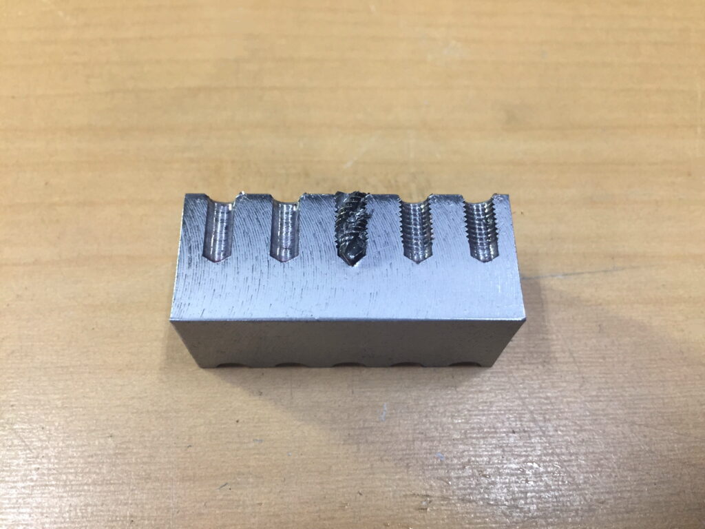 タップが底突きして折れてしまった時の断面検査