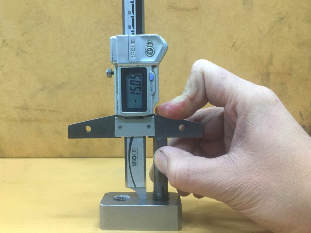 デジタルノギスを使ってタップ深さの測定作業