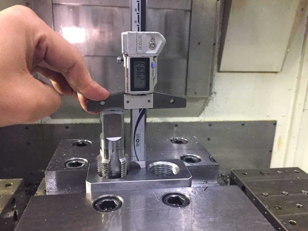 デジタルノギスを使ってタップ深さの測定作業02