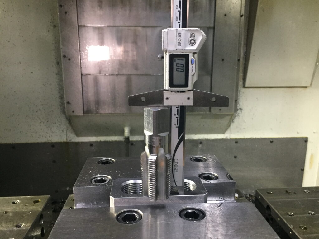 デジタルノギスを使ってタップ深さの測定作業03