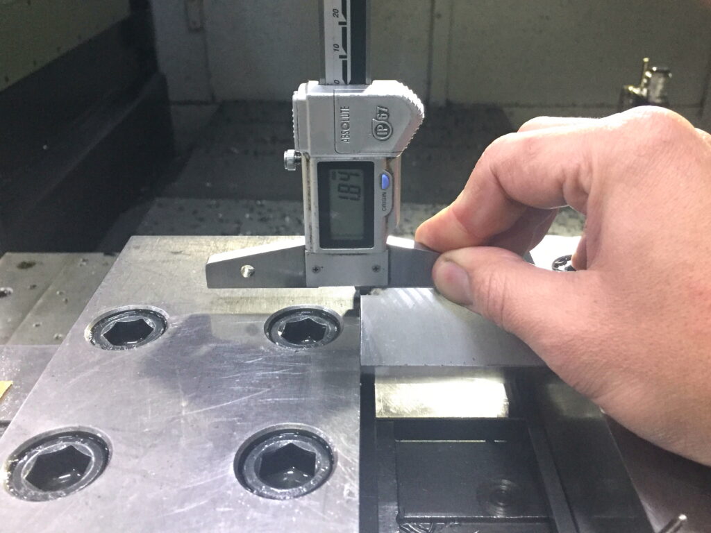 デジタルノギスを使って高さの測定作業