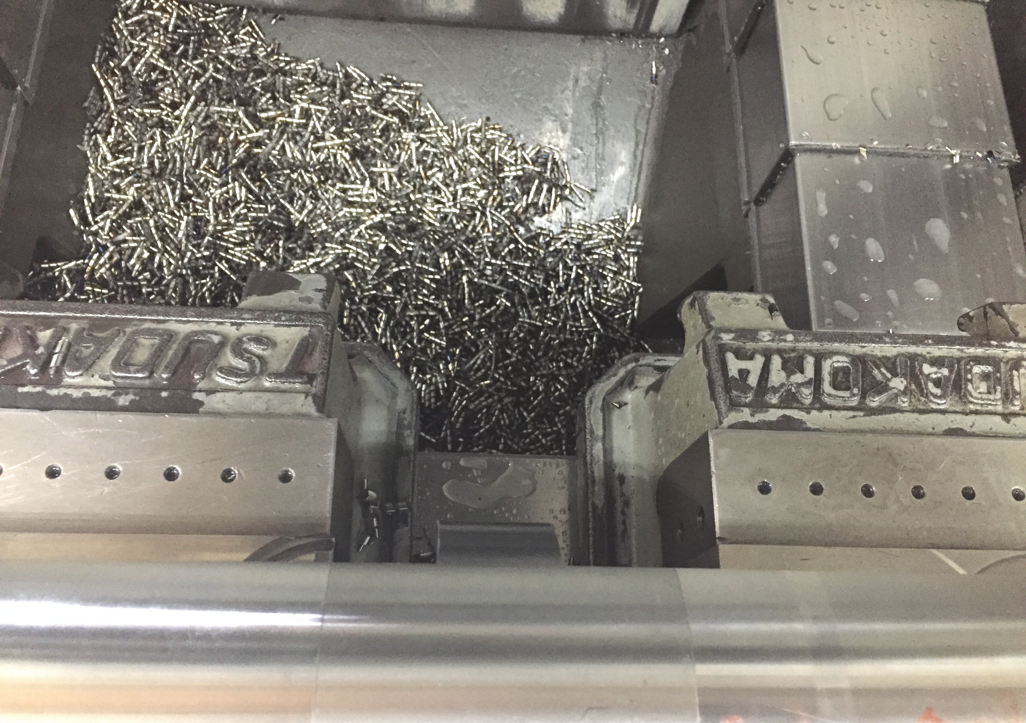 フェイスミル加工後のチップコンベア