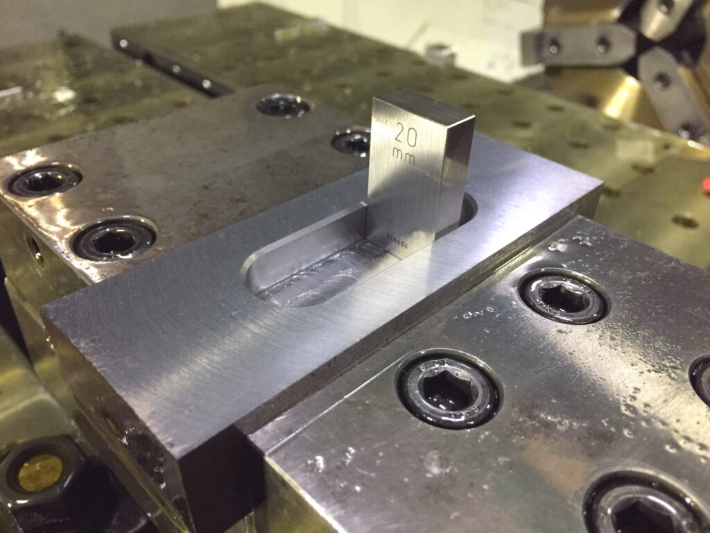 ブロックゲージを使ってキー溝の測定作業