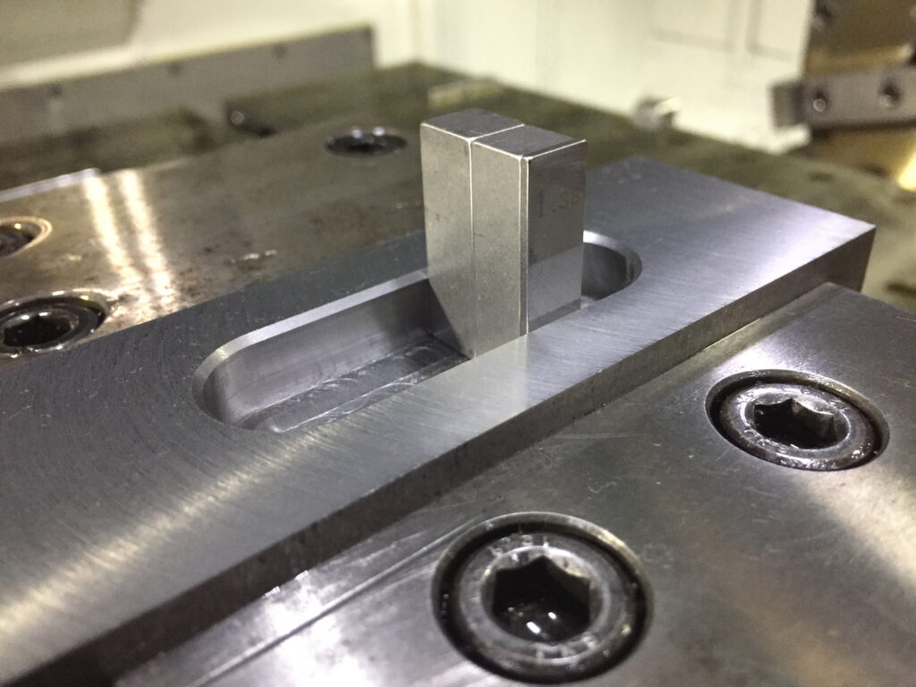 ブロックゲージを使ってキー溝の測定作業02