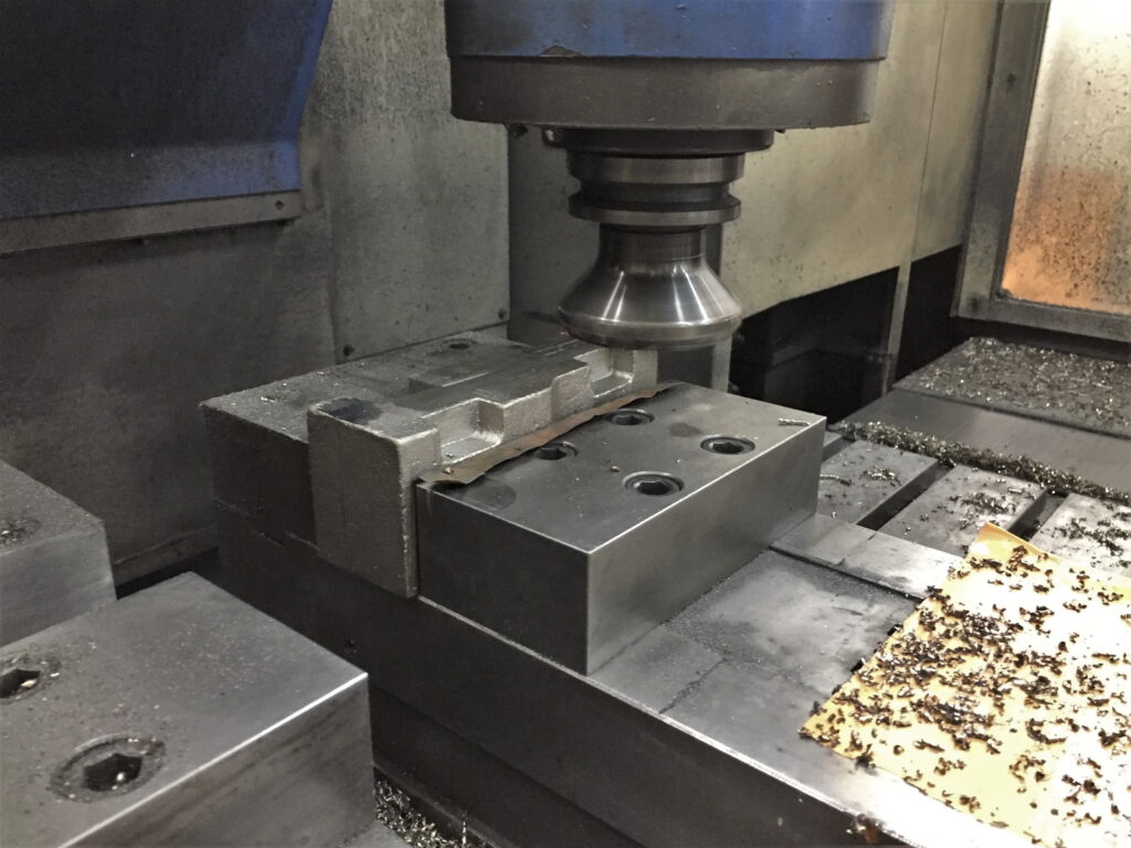 マシニングセンタでフェイスミルを使って鋳鉄の加工04