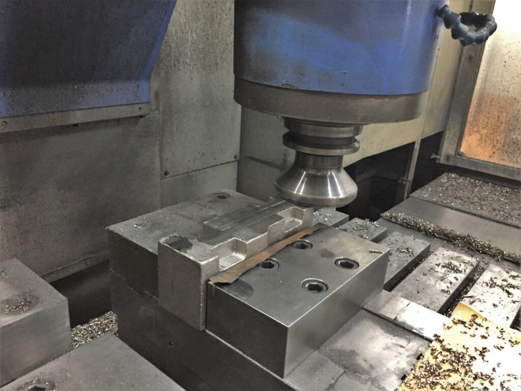 マシニングセンタでフェイスミルを使って鋳鉄の加工05