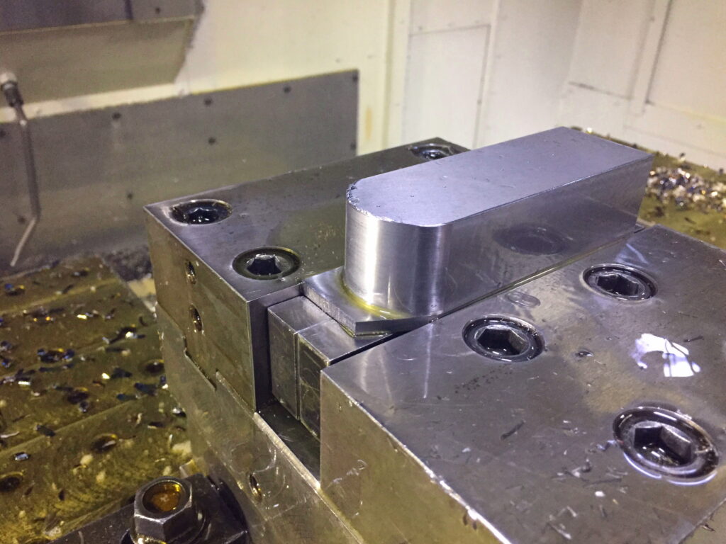 マシニングセンタで形状加工07