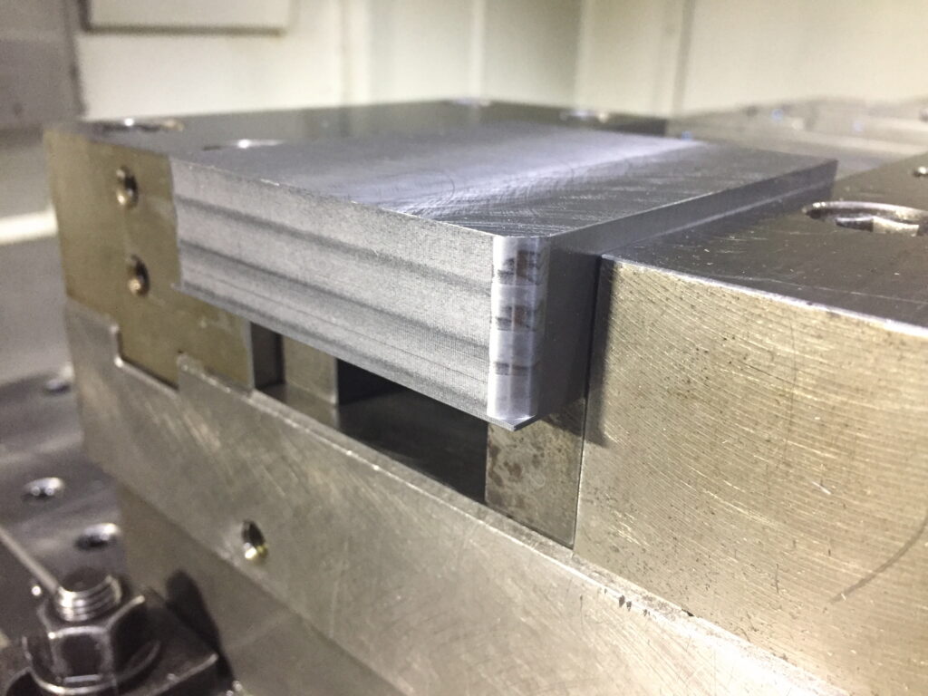 マシニングセンタで段取り作業27