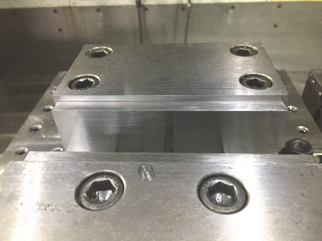 マシニングセンタで段取り作業28