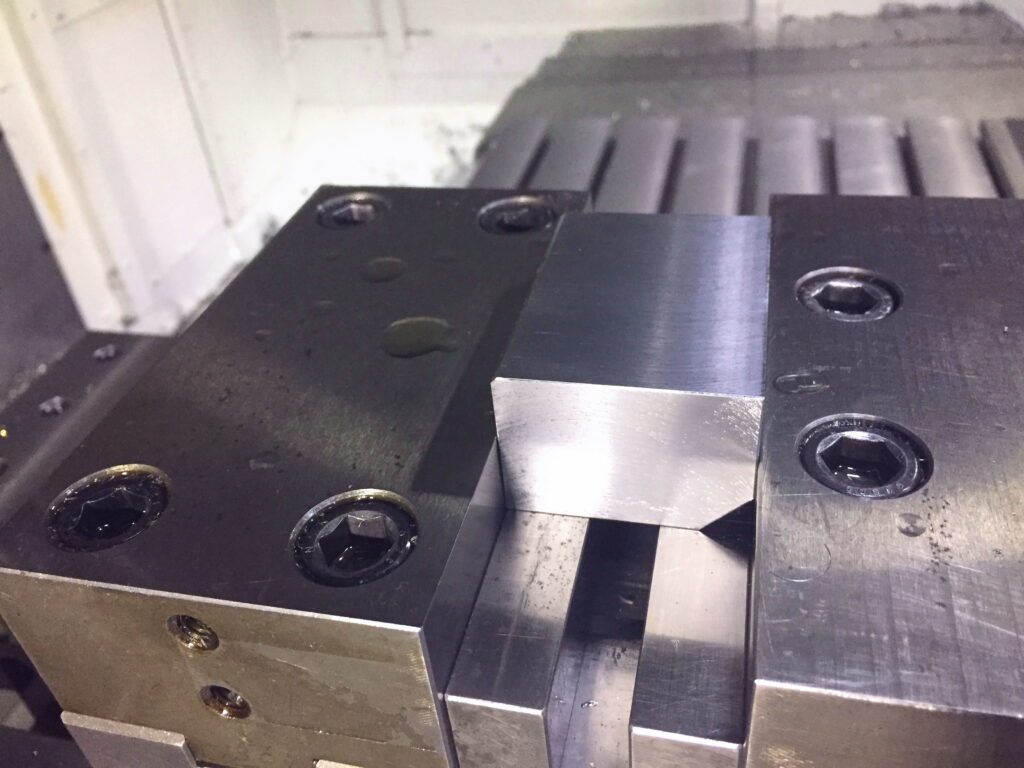 立形マシニングセンタで金属加工06