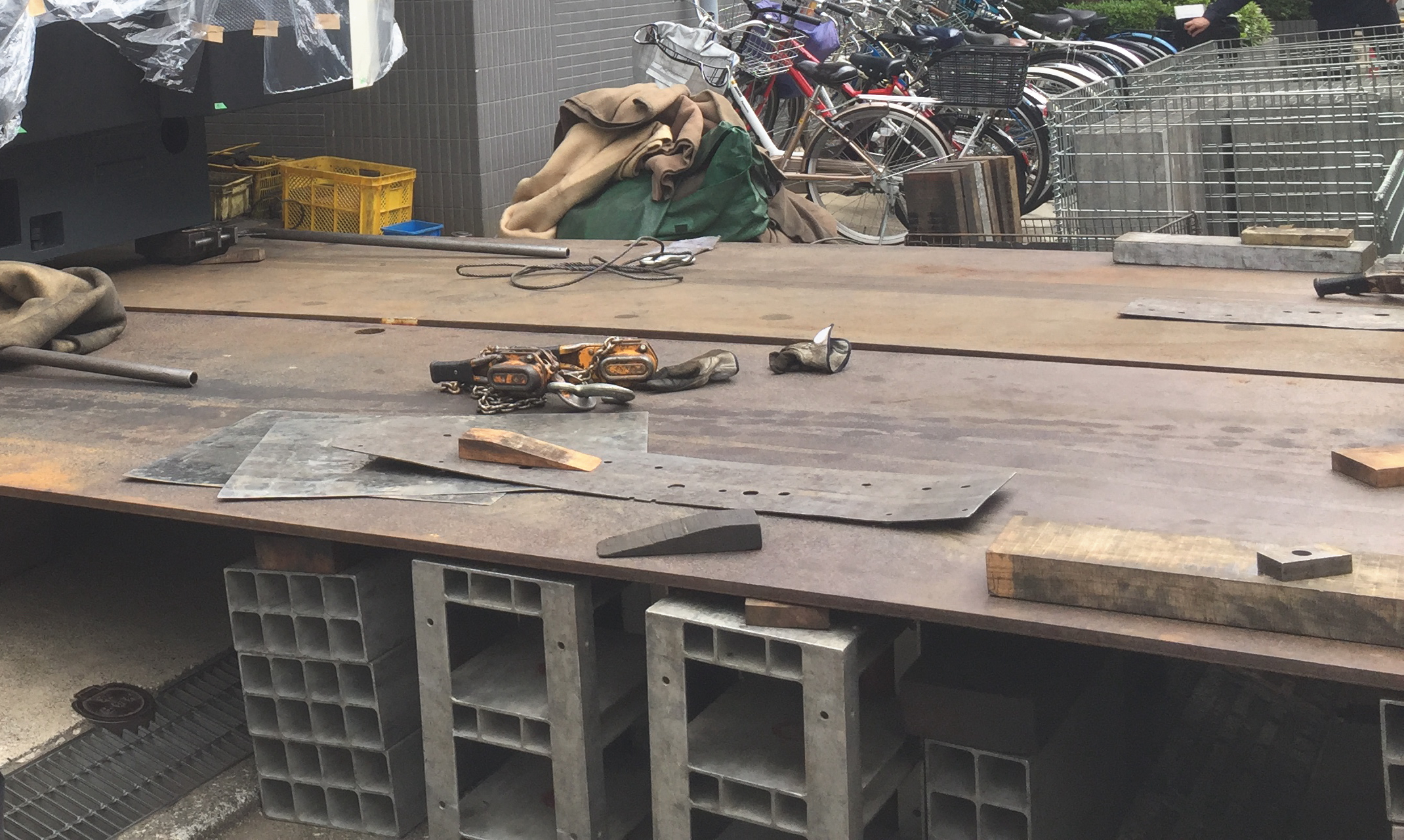 傾斜で工作機械を運搬するときの土台