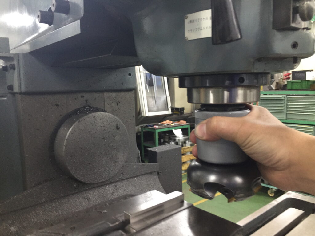 汎用フライス盤でギアの変更作業