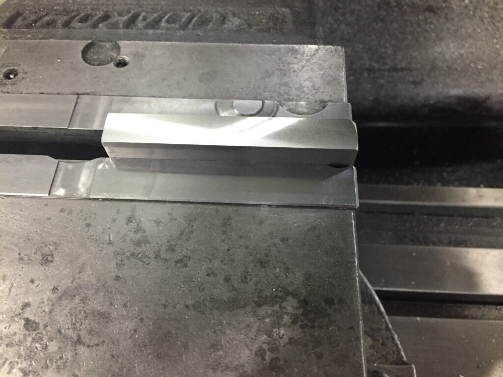 汎用フライス盤でフェイスミルを使ってSUSの仕上げ加工