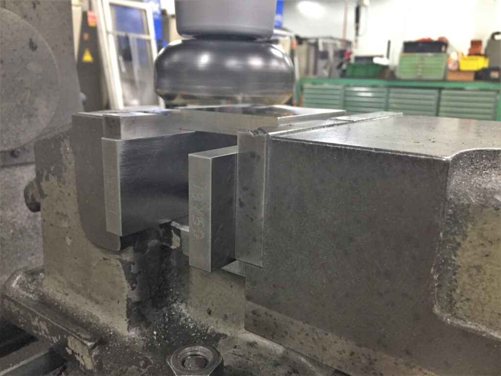 汎用フライス盤でフェイスミルを使ってSUSの仕上げ加工02