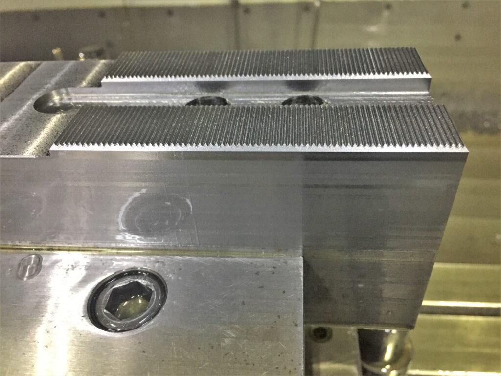 油圧チャック用の生爪のセレーション加工