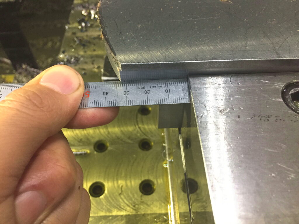 直尺を使って幅の測定作業