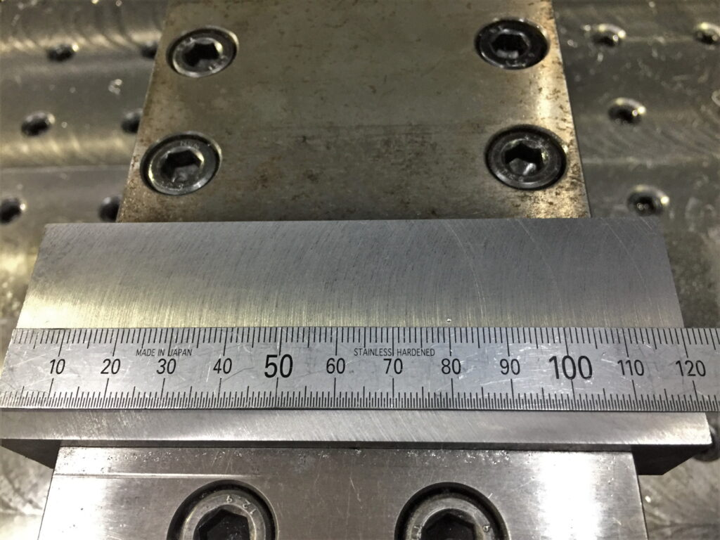 直尺を使って治具加工前の測定02