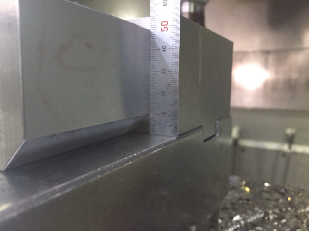 直尺を使って高さの測定作業