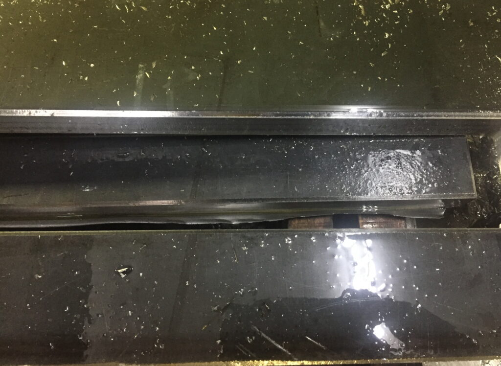 立形マシニングセンタで切り抜き加工05