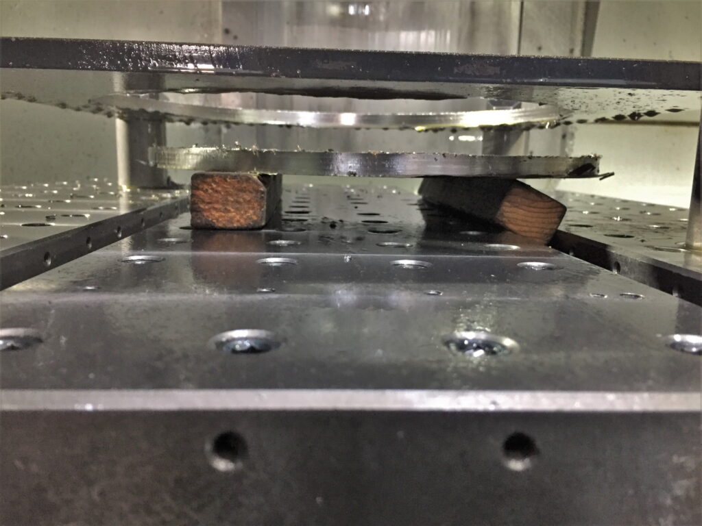 立形マシニングセンタで切り抜き加工08