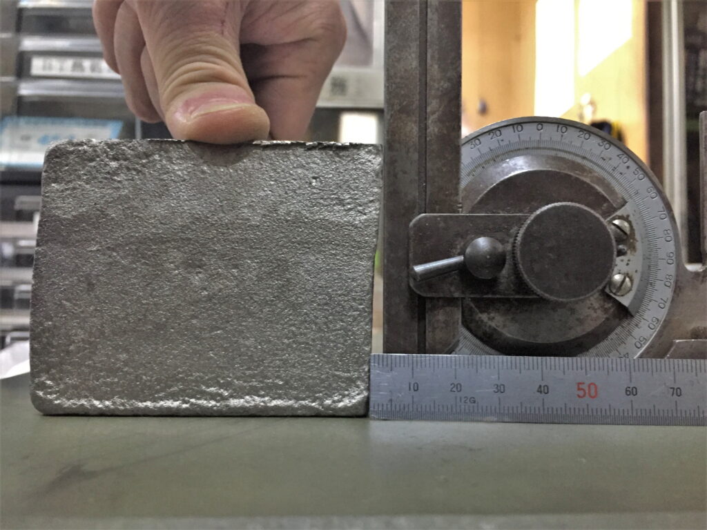 角度測定器を使って鋳肌の鋳鉄の直角の測定