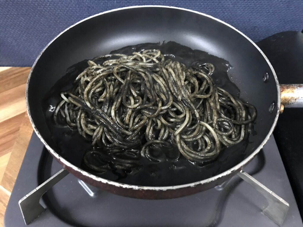 20cmのフライパンで1人前のいかすみパスタを和える