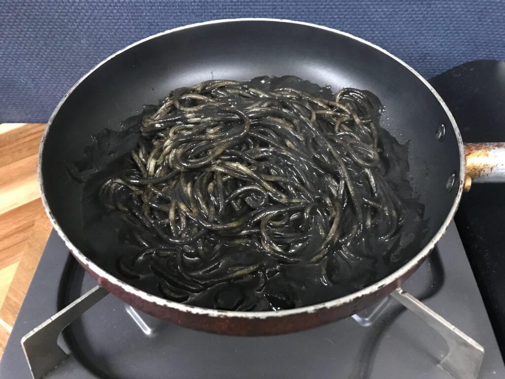 20cmのフライパンで1人前のいかすみパスタを和える02